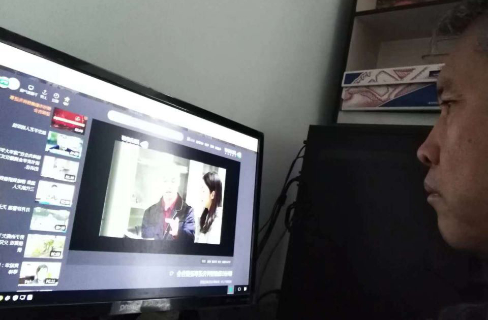 柳江造紙廠黨員干部通過網(wǎng)絡(luò)直播收看報(bào)告會(huì)1.jpg 柳江造紙廠黨員干部通過網(wǎng)絡(luò)直播收看報(bào)告會(huì)1.jpg