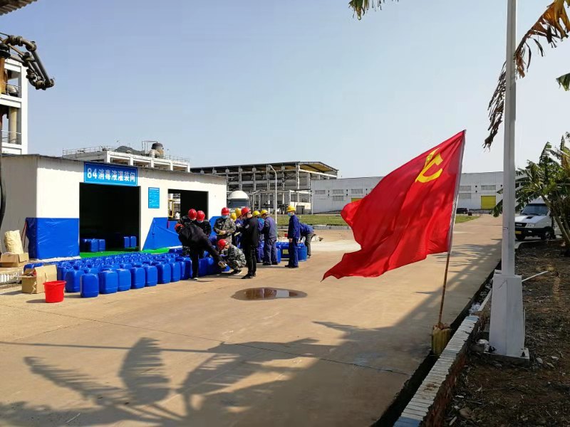 2.2020年2月18日，廣西柳化氯堿公司生產(chǎn)、罐裝84消毒液，助力疫情防控。.jpg